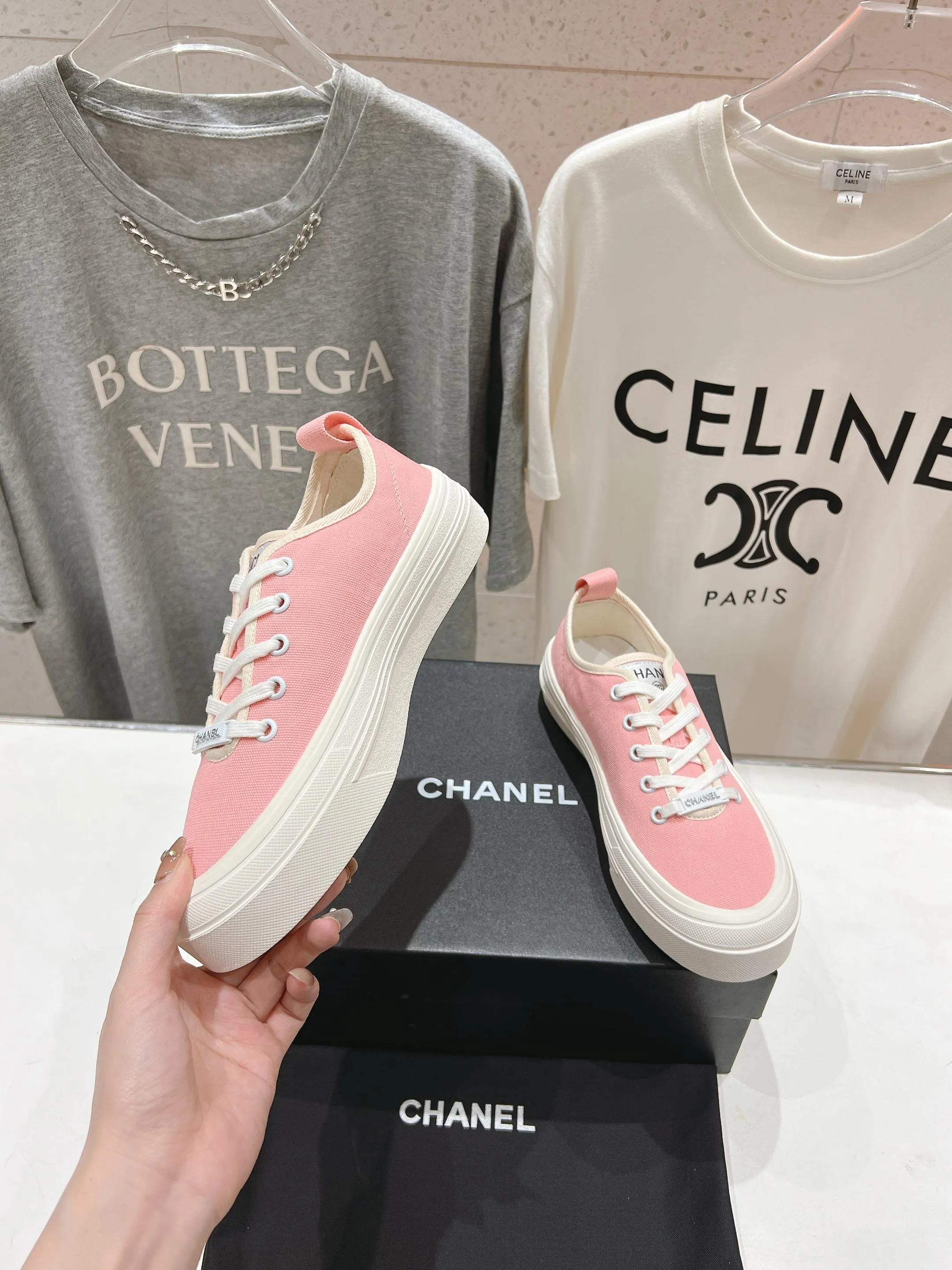 👟👟Ex-factory price 400👟👟 Chanel* Xiaoxiang 2025ss latest casual shoes, the currently super popular biscuit shoes. Internet celebrity Xiaohongshu is crazy about hot recommendations. The silly and cute style has a retro flavor! The shape is special and very recognizable. It makes your legs slimmer and longer. It is absolutely powerful. It is also very comfortable to wear. It has good looks. It is comfortable and increases your height. I must recommend it to everyone. The main feature of this year's series is minimalist style. ✔Fabric: original customized canvas. ✔Feet: water-dyed cowhide, comfortable on the feet. ✔Outsole: open-molded high-elastic rubber platform sole. ✔Number: 35-39.